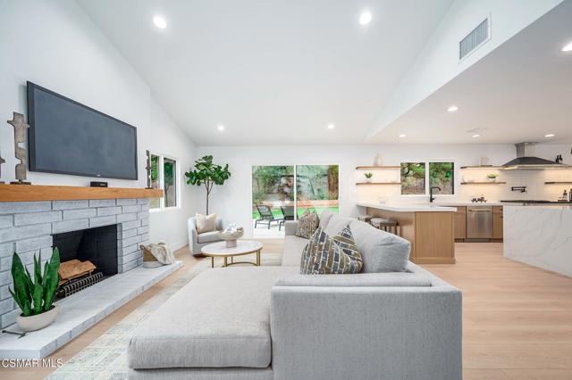 674 Lautrec Court, Thousand Oaks CA: https://media.crmls.org/mediaz/1b3b26b0-eb90-4e0e-a799-df4db62ecc04.jpg