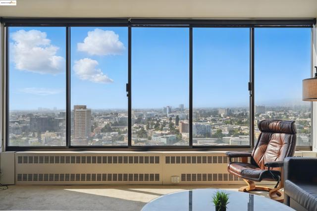 565 Bellevue Ave, Oakland CA: https://media.crmls.org/mediaz/1b3b5d08-32aa-4323-9b95-7c5d1fb127ff.jpg