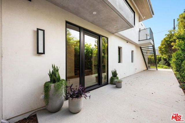 1213 Pine Street, Santa Monica CA: https://media.crmls.org/mediaz/1b3be369-3f59-47d3-b424-e598cdb4d078.jpg