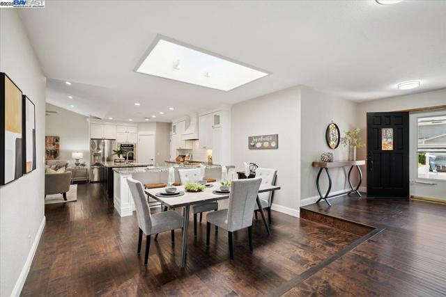 3186 Berkshire Ct, Pleasanton CA: https://media.crmls.org/mediaz/1b3c09bb-beee-4849-b877-0204163f606c.jpg