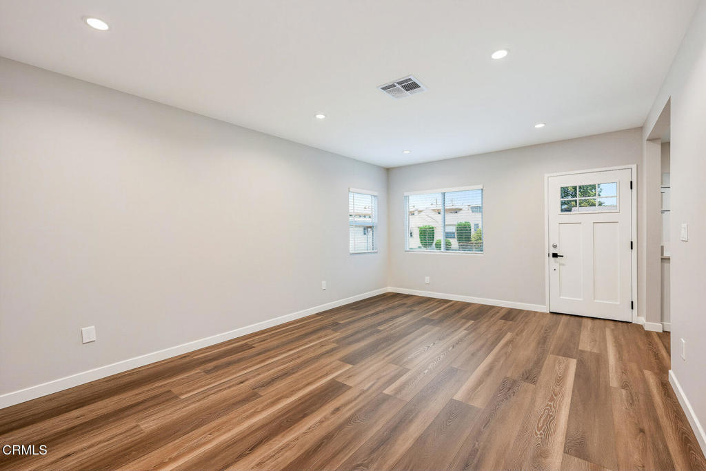 https://media.crmls.org/mediaz/1b3c5561-9913-4499-b6c1-a9988ff494ed.jpg?preset=X-Large