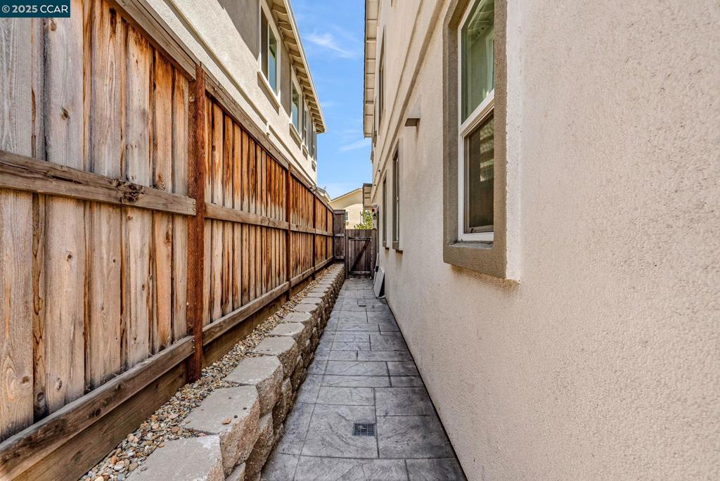 https://media.crmls.org/mediaz/1b3d0214-fbbc-45b3-ae1a-baaa73e91028.jpg?preset=X-Large