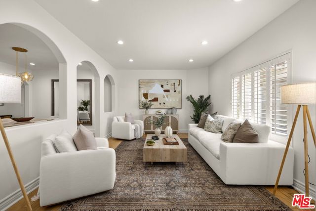 640 N Sweetzer Avenue, Los Angeles CA: https://media.crmls.org/mediaz/1b3d7bff-ef9c-4c17-bc86-6baf235488c9.jpg