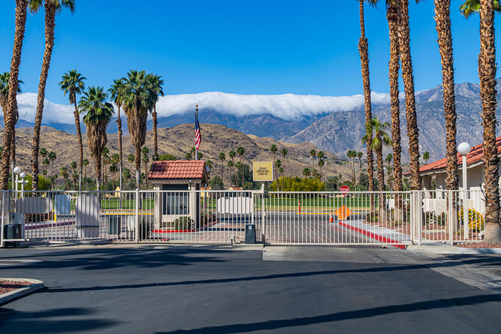 https://media.crmls.org/mediaz/1b3dc2f0-19ff-4702-8a10-7c0432937a04.jpg?preset=X-Large