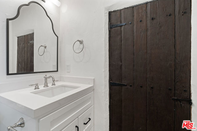 1304 1/2 N Harper Avenue, West Hollywood CA: https://media.crmls.org/mediaz/1b3e6a83-bafc-4321-ac20-742ae5871080.jpg