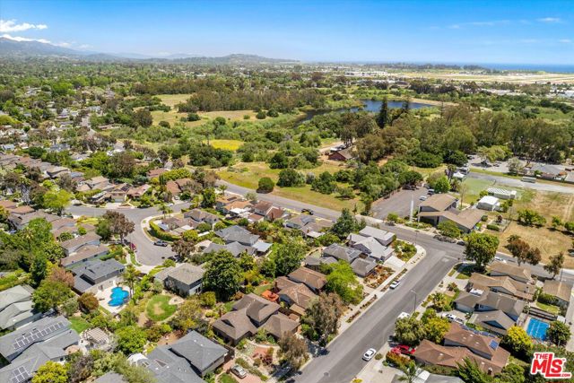 6591 Camino Venturoso, Goleta CA: https://media.crmls.org/mediaz/1b3eb62a-7095-490b-a588-4e386e132d1a.jpg