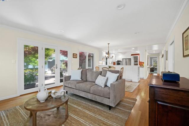 8700 Oak Tree Ln, Castro Valley CA: https://media.crmls.org/mediaz/1b3f1a21-22c6-405d-aeab-29bc1ef59ef9.jpg