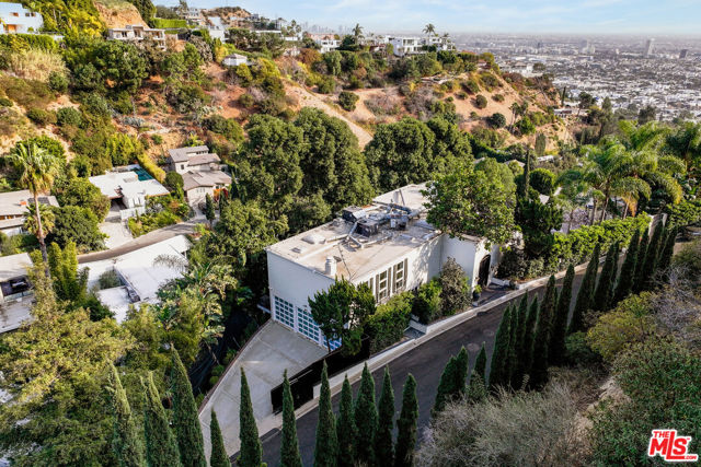 8828 Thrasher Avenue, Los Angeles CA: https://media.crmls.org/mediaz/1b40cb0b-2ee2-4caf-b8e5-c966cf4a8c0b.jpg