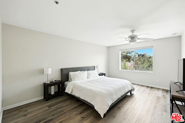 1211 S Shenandoah Street, Los Angeles CA: https://media.crmls.org/mediaz/1b41a16d-b3c5-4769-a038-8f1adf863815.jpg