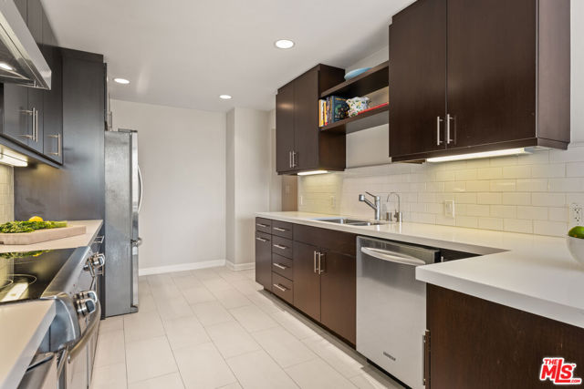 1333 S Beverly Glen Boulevard, Los Angeles CA: https://media.crmls.org/mediaz/1b41dd6e-5158-460f-83f3-26564f2f3571.jpg