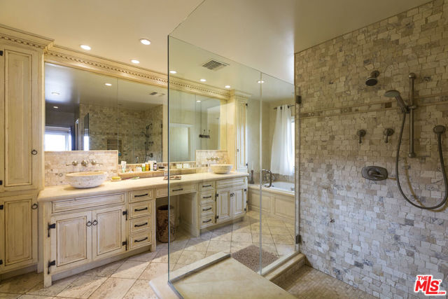 3504 Coast View Drive, Malibu CA: https://media.crmls.org/mediaz/1b41eac9-6d3a-47dc-9f88-bc86477eeec5.jpg