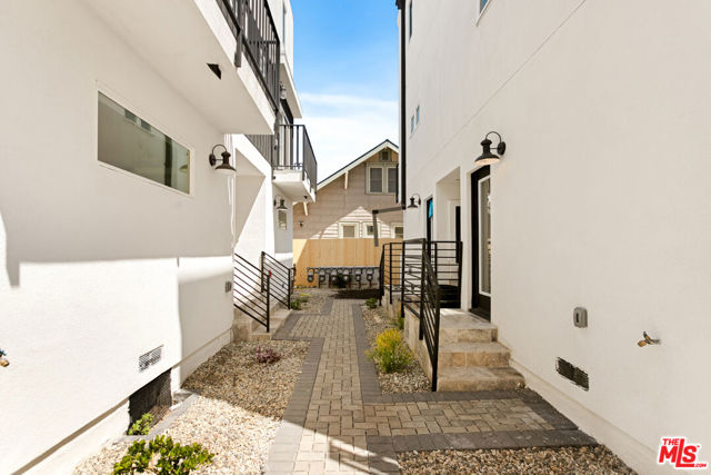1615 2nd Avenue, Los Angeles CA: https://media.crmls.org/mediaz/1b4217e2-977b-4ed9-9df7-90aab0aff4de.jpg