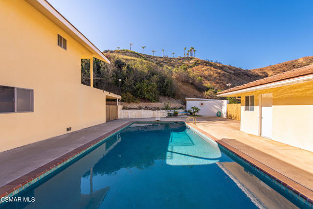 1140 San Clemente Way, Camarillo CA: https://media.crmls.org/mediaz/1b42dafd-c948-46b2-bcd6-fe801ba35862.jpg
