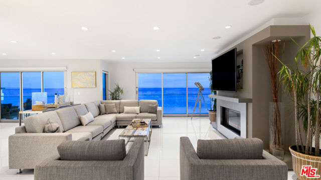 26050 Pacific Coast Highway, Malibu CA: https://media.crmls.org/mediaz/1b432035-f481-4399-9c07-e49fc6552112.jpg