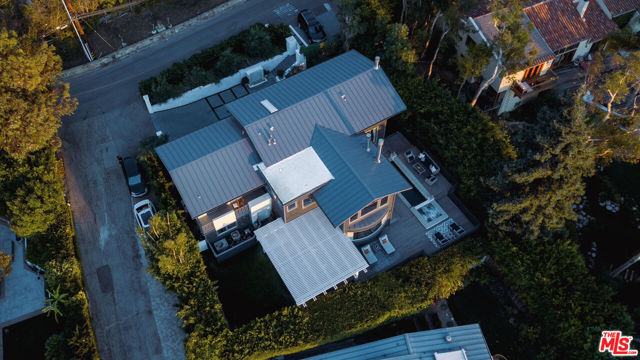 3631 SERRA Road, Malibu CA: https://media.crmls.org/mediaz/1b438fd6-3bd1-4785-b506-981fcc905047.jpg
