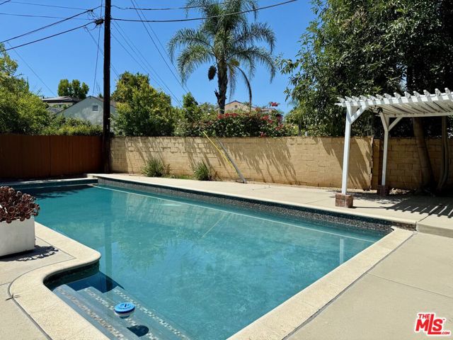 5379 Yolanda Avenue, Tarzana CA: https://media.crmls.org/mediaz/1b4464f1-efb1-468b-9c36-bbfc4b1391b3.jpg