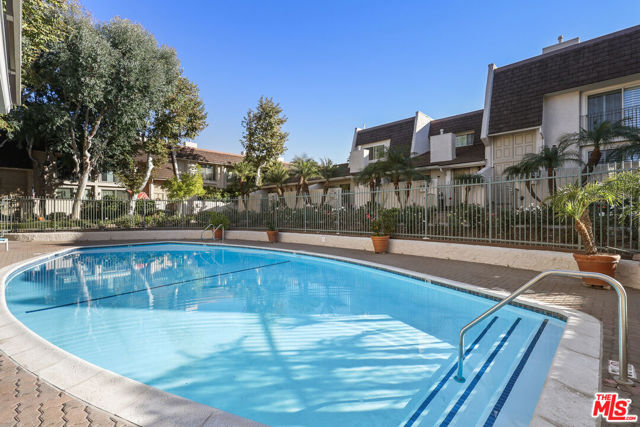 6213 Randi Avenue, Woodland Hills CA: https://media.crmls.org/mediaz/1b44e6eb-0314-47f1-a23e-3368056c4819.jpg