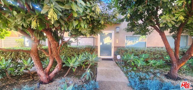 9008 Keith Avenue, West Hollywood CA: https://media.crmls.org/mediaz/1b4564e3-7f2e-4c53-a822-ead78f27facc.jpg
