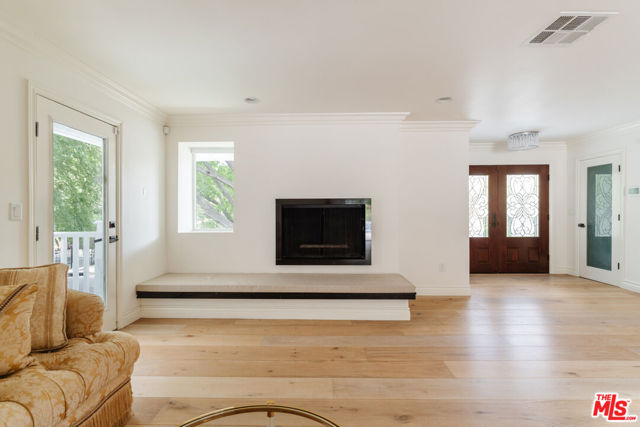 15514 Del Gado Drive, Sherman Oaks CA: https://media.crmls.org/mediaz/1b45b4b0-5560-4bd7-a0fe-c2723b152a29.jpg