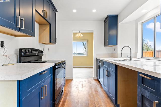 104 Bridgeview Ct, Crockett CA: https://media.crmls.org/mediaz/1b45d235-5d20-4268-871b-0306e1d9aaa5.jpg