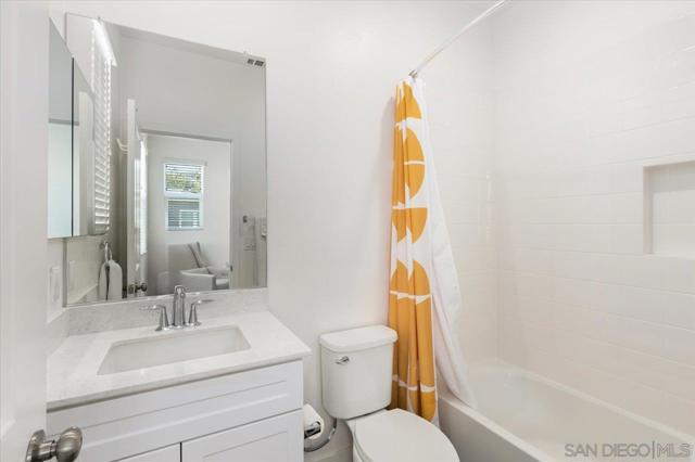 1107 Hibiscus Way, Oceanside CA: https://media.crmls.org/mediaz/1b47278f-def3-49a4-bdd3-2ebac6d6e63d.jpg