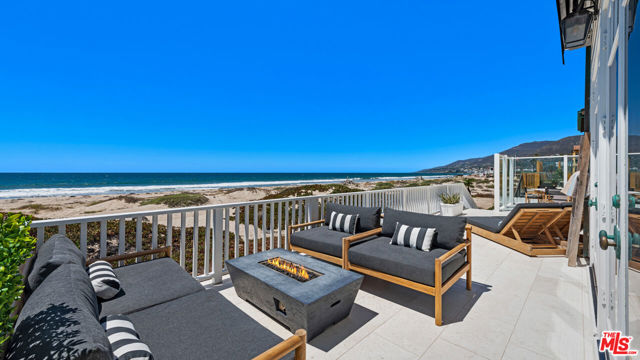 30718 Pacific Coast Highway, Malibu CA: https://media.crmls.org/mediaz/1b47bca6-164d-458a-a052-af375c120db4.jpg