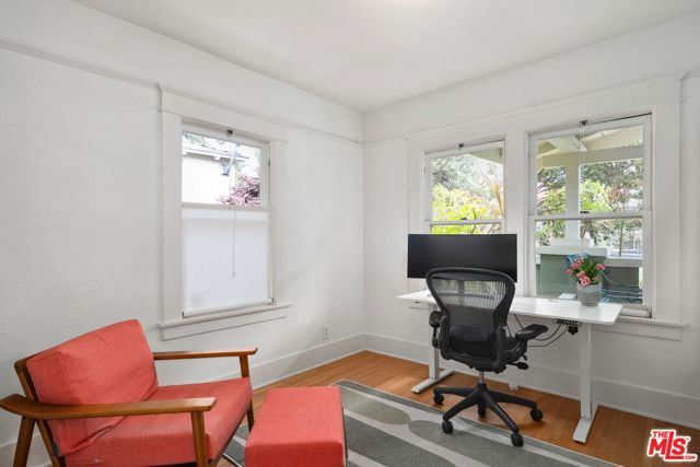 813 Crestmoore Place, Venice CA: https://media.crmls.org/mediaz/1b487b91-9c72-4b78-b92a-f5846c527d00.jpg