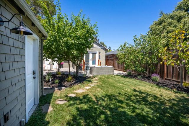 2653 Brewster Avenue, Redwood City CA: https://media.crmls.org/mediaz/1b4b1e91-db5c-4e18-b1e3-f7d2611b4db4.jpg