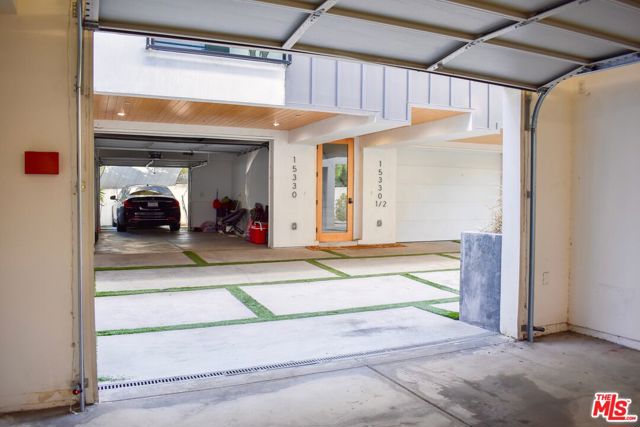 15328 Weddington Street, Sherman Oaks CA: https://media.crmls.org/mediaz/1b4b3135-965a-4191-a9b8-5073e05c5d8e.jpg