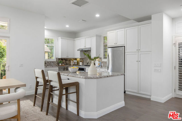 10523 Selkirk Lane, Los Angeles CA: https://media.crmls.org/mediaz/1b4b8a78-957e-4eb1-90ee-252453869cf1.jpg