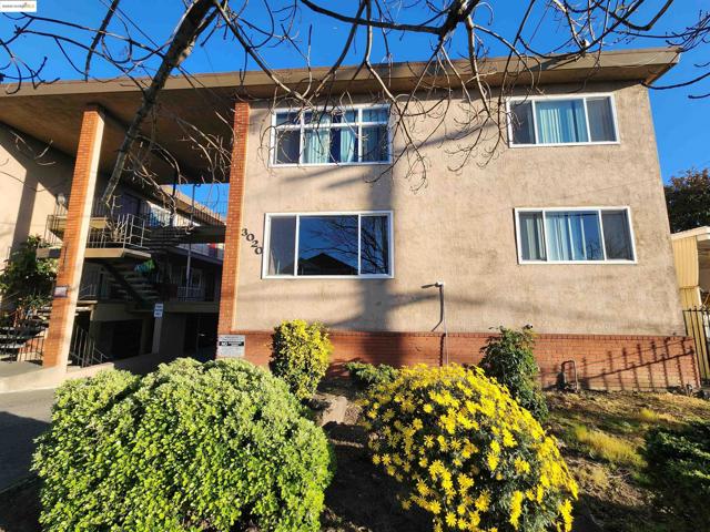 3020 35th Avenue, Oakland CA: https://media.crmls.org/mediaz/1b4c5b8c-55a4-4c52-8af9-b672e06c6f37.jpg