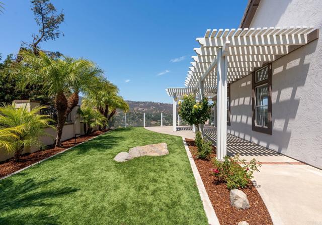 1337 Oak View Way, Escondido CA: https://media.crmls.org/mediaz/1b4e3c4a-4b6d-4ed7-abe8-72f7f0d52508.jpg