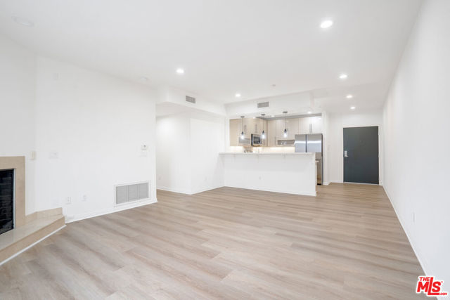 733 S Manhattan Place, Los Angeles CA: https://media.crmls.org/mediaz/1b4fdbf3-09f9-48dd-8ae4-825e10dfdf2c.jpg