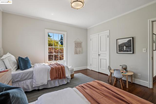 612 Longridge Rd, Oakland CA: https://media.crmls.org/mediaz/1b5029e7-93af-4615-8cac-173f6f515c04.jpg