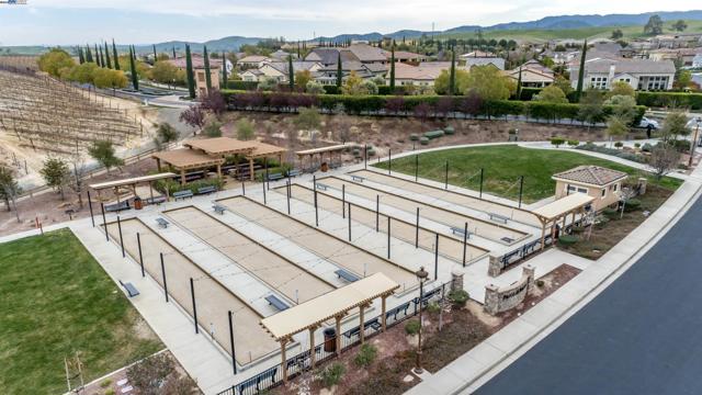 2062 Reserva Ct, Brentwood CA: https://media.crmls.org/mediaz/1b5039d8-49a6-4700-a025-6010b53c935e.jpg