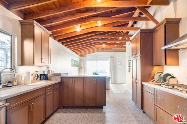 21555 Pacific Coast Highway, Malibu CA: https://media.crmls.org/mediaz/1b50723a-8578-4021-897c-c6882803d8fa.jpg