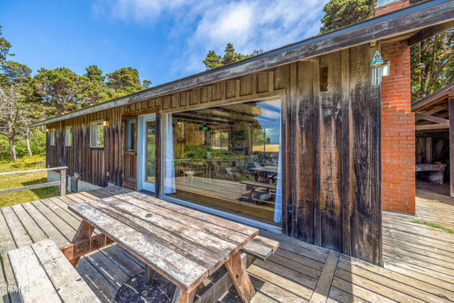16920 Ocean Drive, Fort Bragg CA: https://media.crmls.org/mediaz/1b508484-454e-4abf-b79f-a651881e418e.jpg