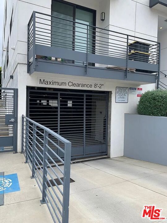 14822 Magnolia Boulevard, Sherman Oaks CA: https://media.crmls.org/mediaz/1b50c9f6-8224-4675-85d0-a6d0d1898f2d.jpg