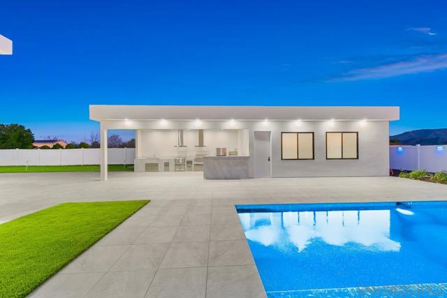 41955 Altanos Road, Temecula CA: https://media.crmls.org/mediaz/1b524219-1b1b-4aa7-99f4-e739f9e1ca69.jpg