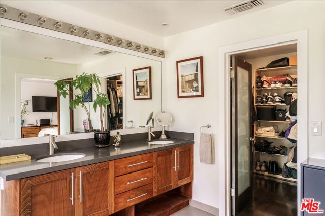 11372 Brill Drive, Studio City CA: https://media.crmls.org/mediaz/1b5248ee-dce8-4db5-bd22-3c7239a23da8.jpg