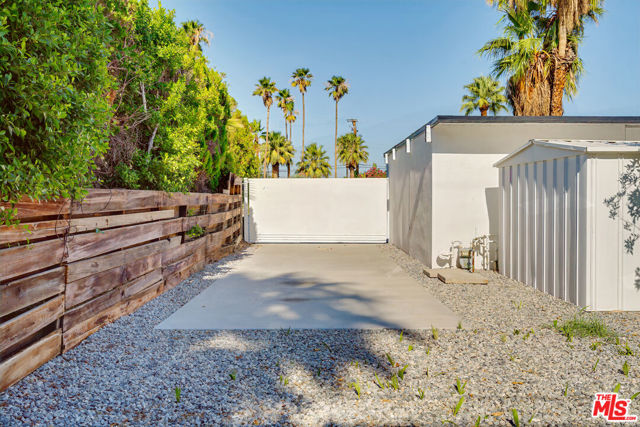 547 N Farrell Drive, Palm Springs CA: https://media.crmls.org/mediaz/1b5313cd-73db-4c6c-b9d5-302876e3f9d9.jpg