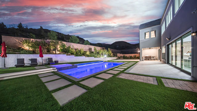 12553 N Ridgeline Road, Porter Ranch CA: https://media.crmls.org/mediaz/1b53e757-3708-42f1-8201-9dbb66bf61fe.jpg
