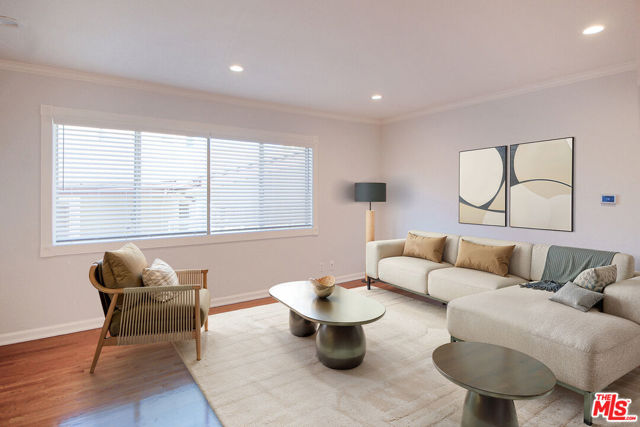 930 S Bedford Street, Los Angeles CA: https://media.crmls.org/mediaz/1b5497d5-1988-44c3-85e7-7bb79ed0496c.jpg