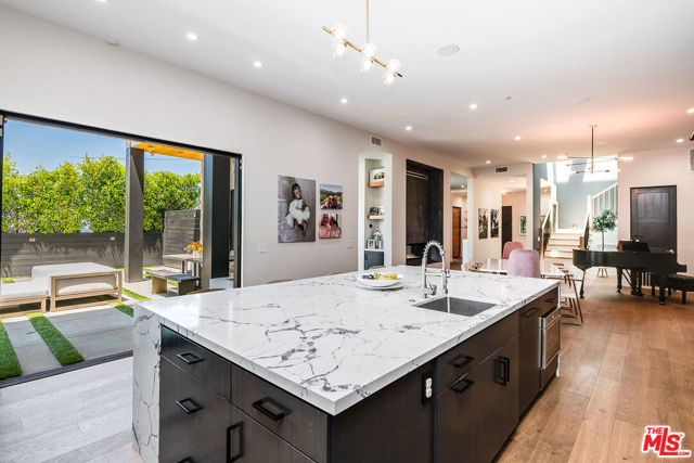 11258 Laurie Drive, Studio City CA: https://media.crmls.org/mediaz/1b55433f-f3a7-423f-b9b1-f58869401bb9.jpg