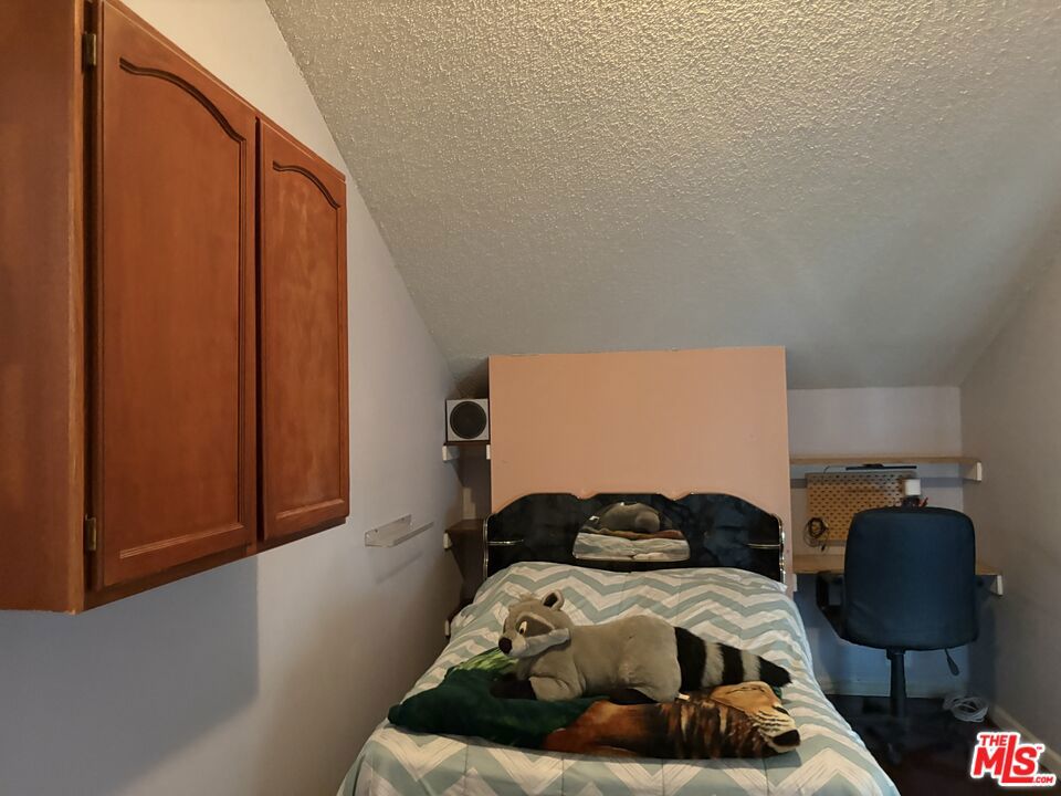https://media.crmls.org/mediaz/1b55df43-b858-4d33-aefb-9385510e653f.jpg?preset=X-Large