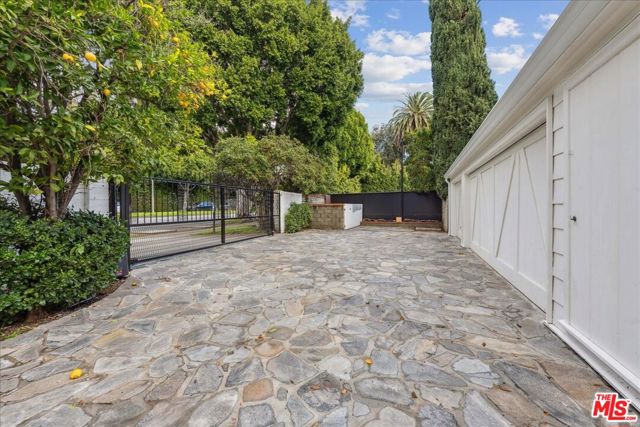 814 Foothill Road, Beverly Hills CA: https://media.crmls.org/mediaz/1b56ec96-16ce-47e3-afb4-042a3f5ab461.jpg