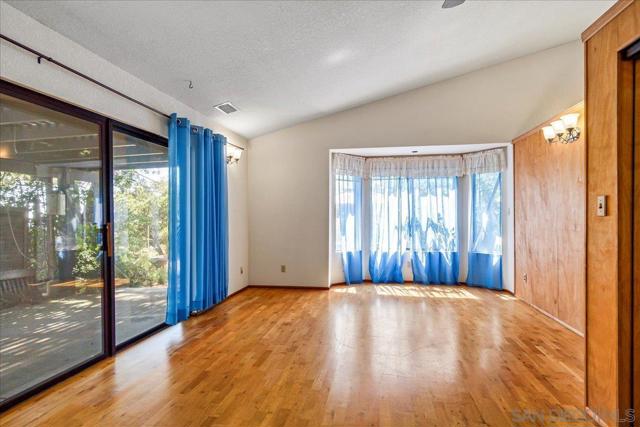 24903 Oakana Rd, Ramona CA: https://media.crmls.org/mediaz/1b57d303-c81b-4e73-808e-a363aebc57f3.jpg