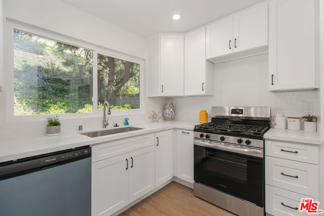 2593 Sunnydale Drive, Duarte CA: https://media.crmls.org/mediaz/1b580222-a3de-4452-8f0f-3602ad6f201a.jpg