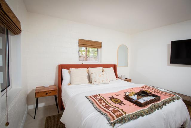 1047 Highland Dr, Del Mar CA: https://media.crmls.org/mediaz/1b58f21c-92e8-4089-a59e-276238aedf78.jpg
