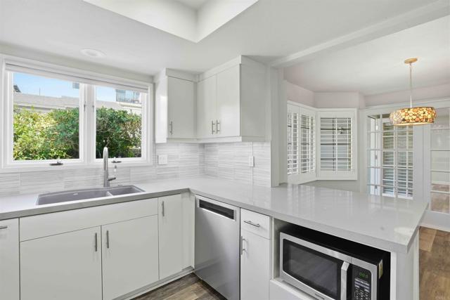 Detail Gallery Image 4 of 27 For 2168 S Coast Highway, Oceanside,  CA 92054 - 2 Beds | 2 Baths